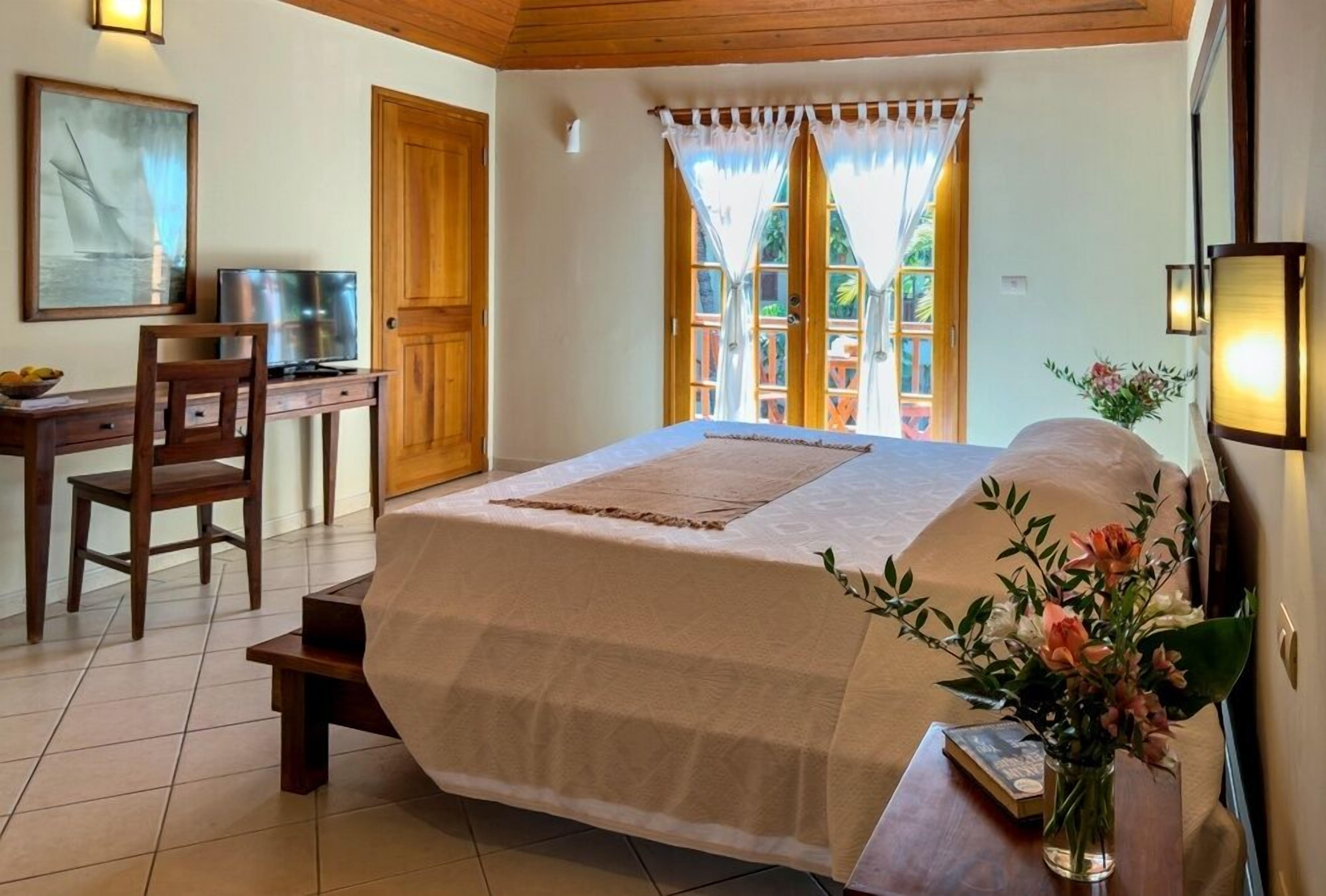 standard room, 1 king bed, patio, ground floor | hypo-allergenic bedding, minibar, in-room safe, desk