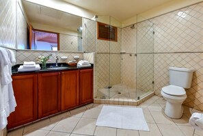 Deluxe-Studio, 1 King-Bett, Balkon, Meerblick | Badezimmer | Dusche, Designer-Toilettenartikel, Haartrockner, Handtücher