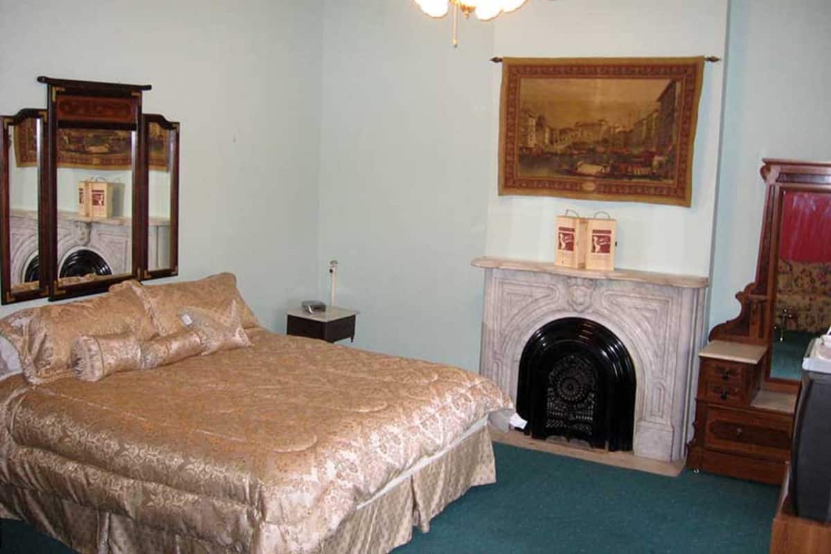 1 bedroom, individually decorated, desk, free WiFi