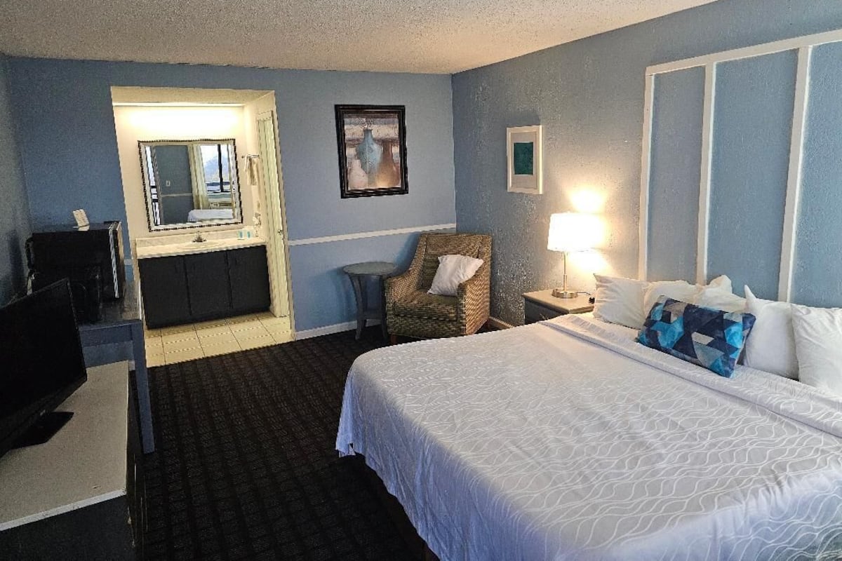 Standard Room, 1 King Bed, Lake View | Iron/ironing board, free WiFi, bed sheets