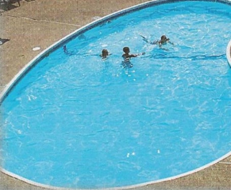 Una piscina al aire libre de temporada