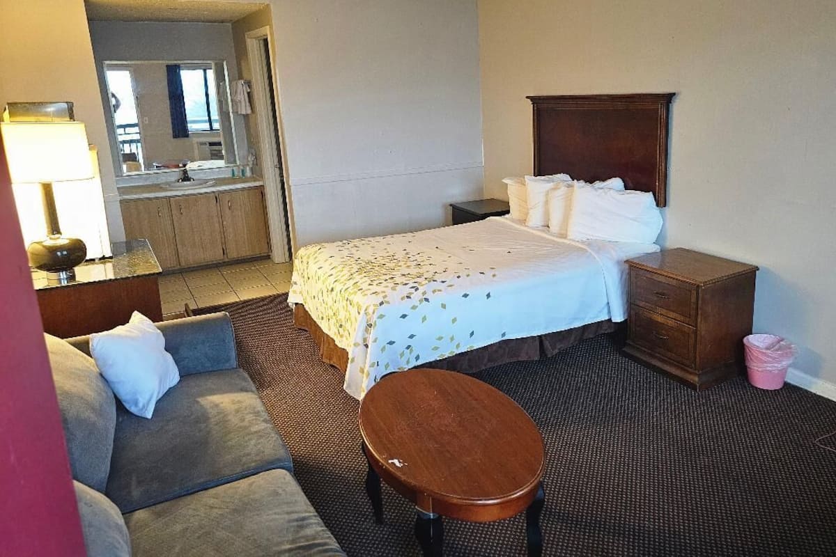 Basic Single Room | Iron/ironing board, free WiFi, bed sheets