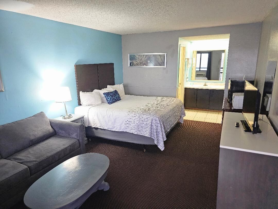 Standard Room, 1 King Bed, Lake View | Iron/ironing board, free WiFi, bed sheets