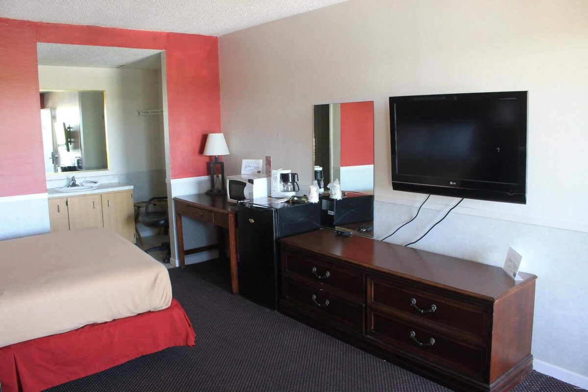 Iron/ironing board (on request), WiFi (free), bed sheets