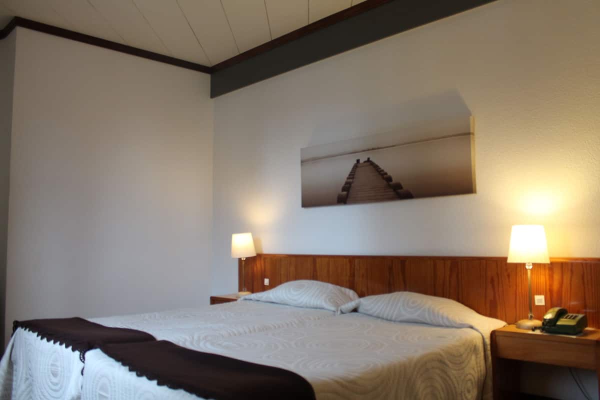 Minibar con artículos gratuitos, cortinas opacas, cunas (de pago)