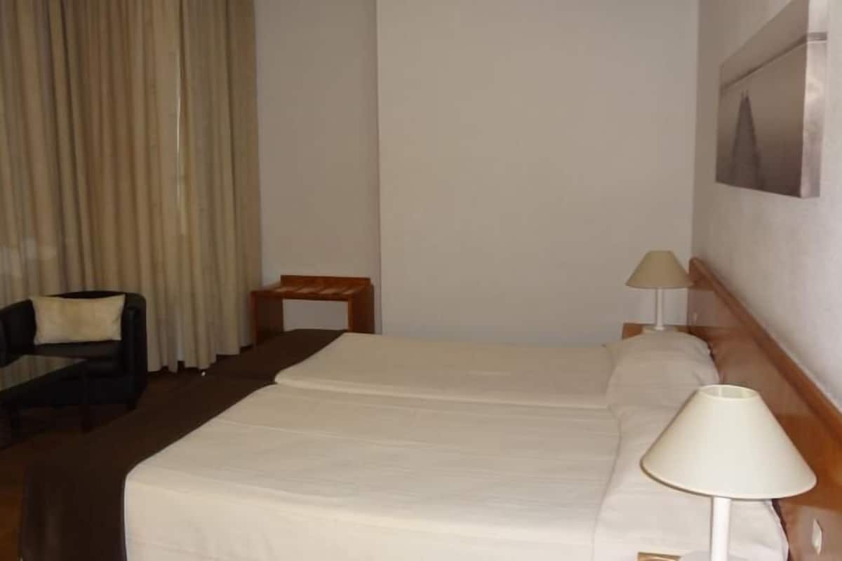 Minibar con artículos gratuitos, cortinas blackout, cunas y wifi gratis