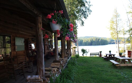Kiwassa Lake Bed & Breakfast