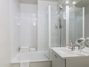 1 bedroom, desk, free cribs/infant beds, free WiFi