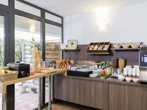 Colazione a buffet, servita tutte le mattine (14 EUR a persona)