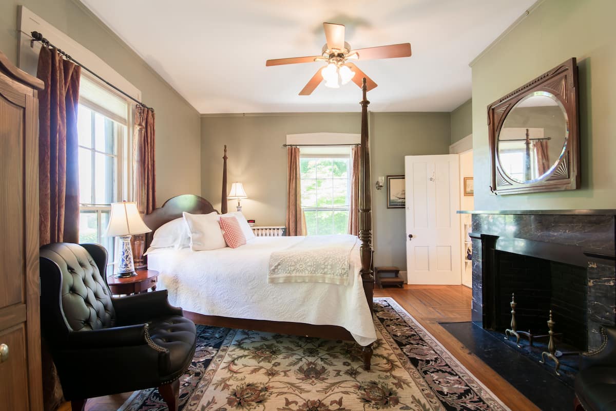 Deluxe Room | 1 bedroom, premium bedding, individually decorated