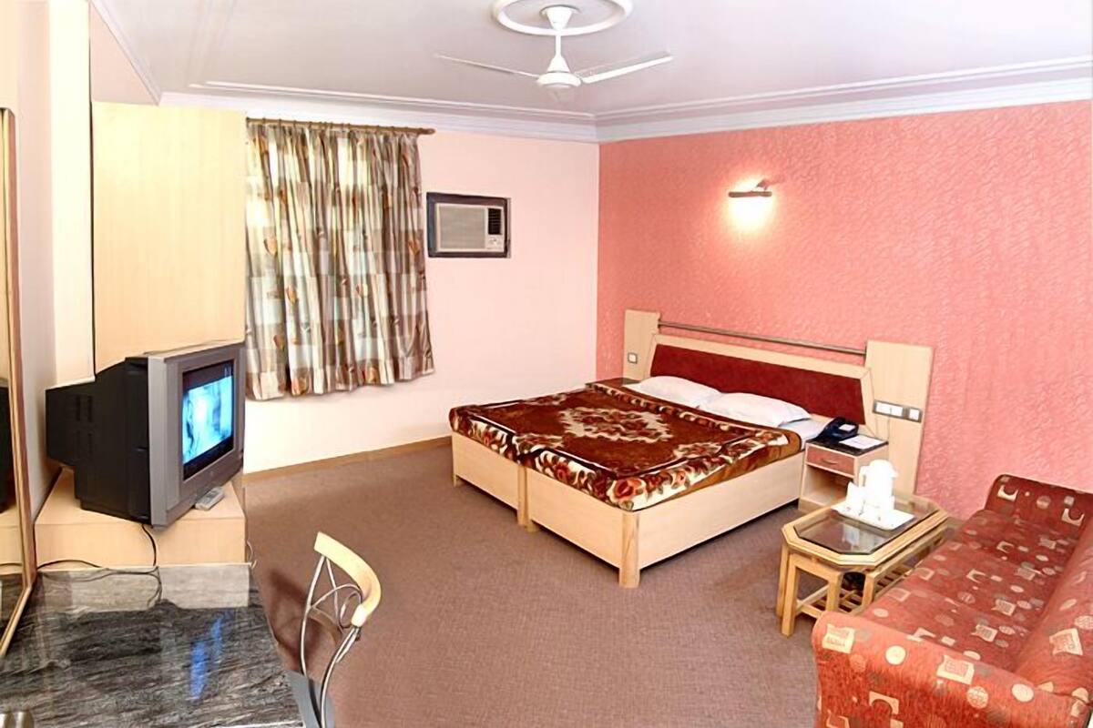 Super Deluxe Room | Minibar, desk, blackout curtains, cots/infant beds
