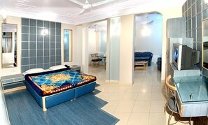 Luxury Deluxe | Minibar, desk, blackout curtains, cots/infant beds