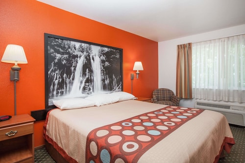 Super 8 by Wyndham Cloverdale Wine Country