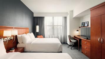 Edredons de pluma, escrivaninha, ferros/tábuas de passar roupa