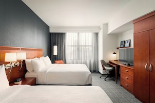 Cubrecamas, escritorio, tabla de planchar con plancha y cunas gratuitas