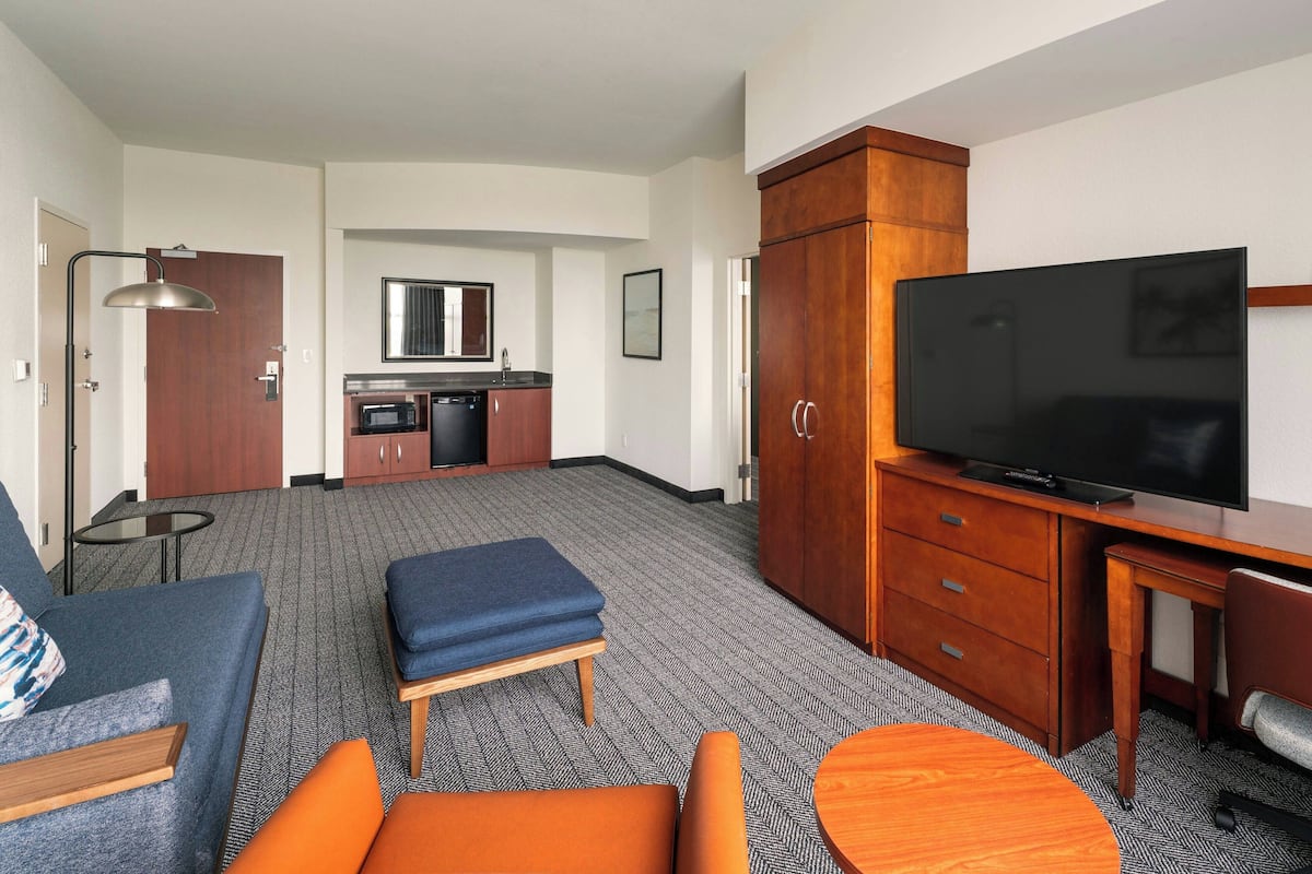 Televisión de pantalla plana de 32 pulgadas con canales por cable