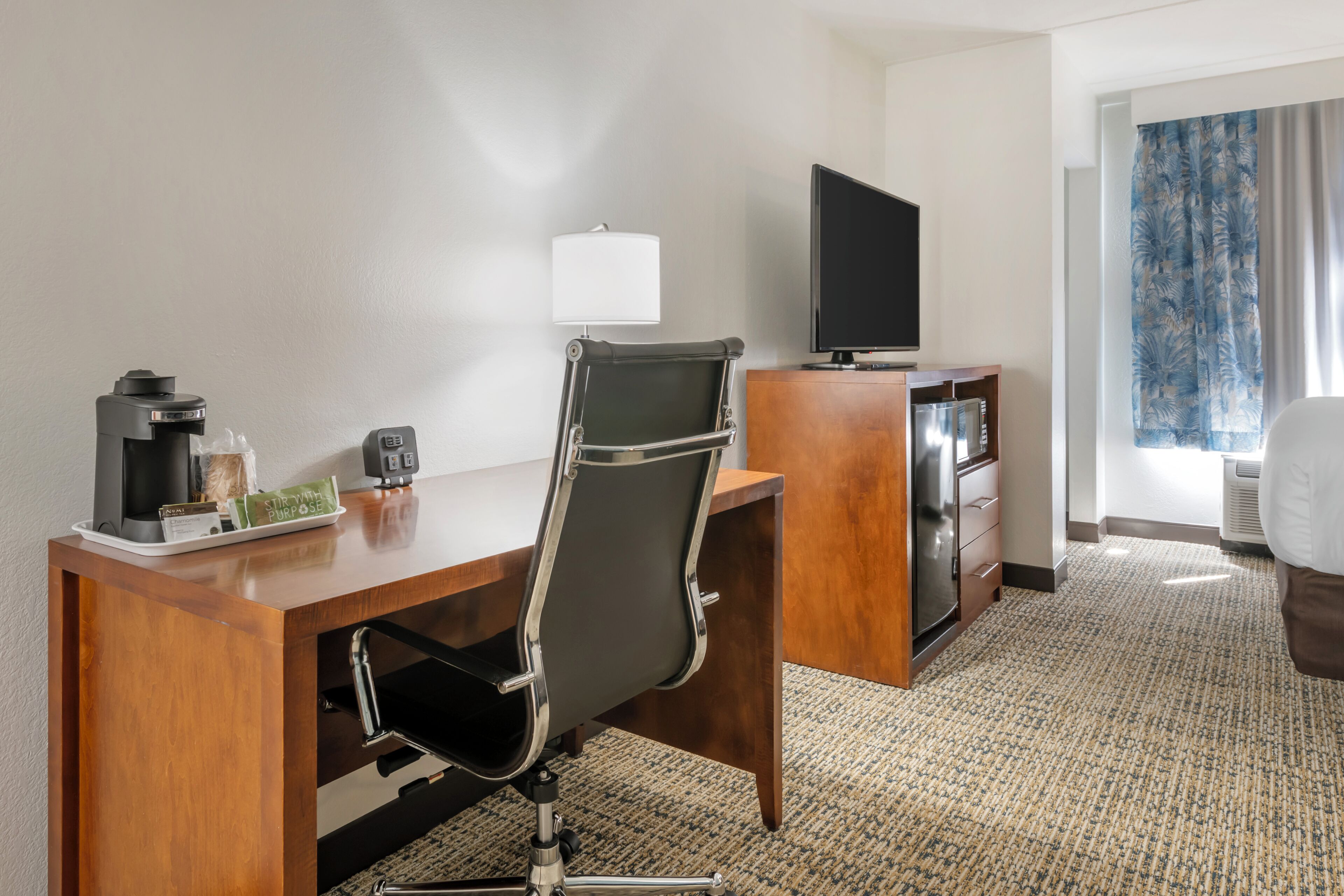 Een 49-inch ledtelevisie met kabelzenders en een televisie