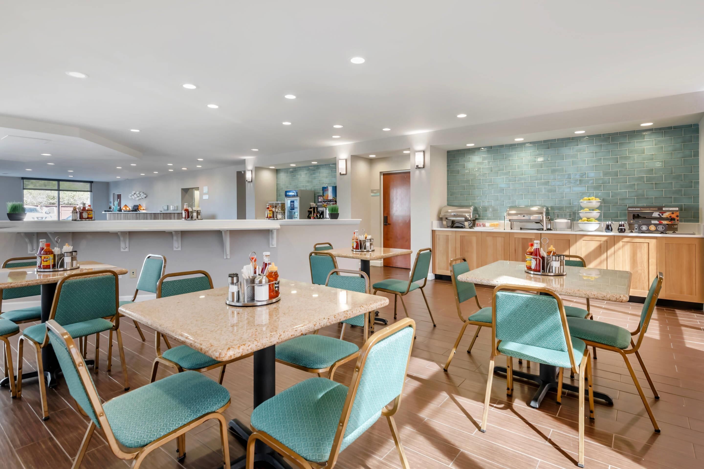 بوفيه فطور مجانًا يوميًا