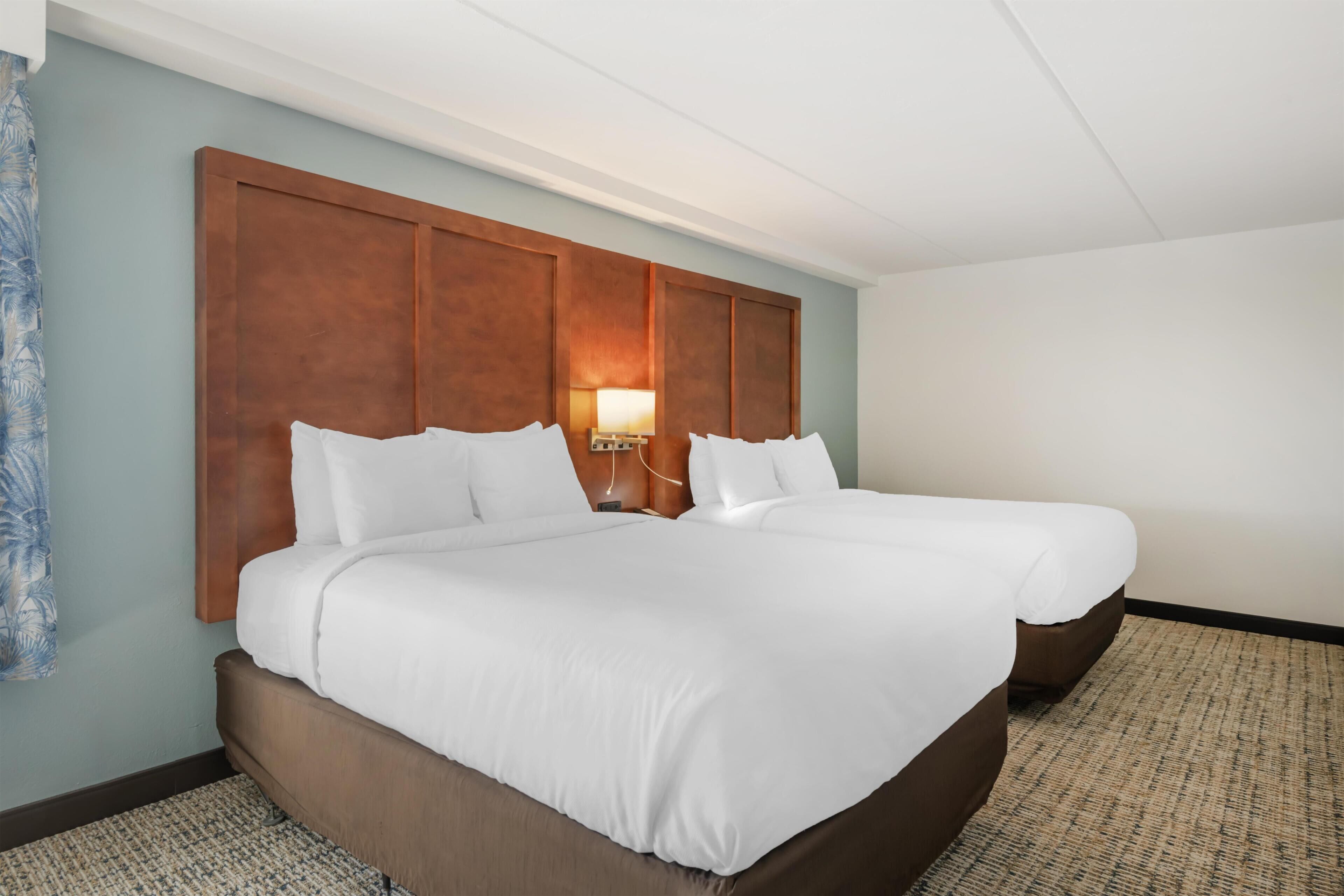 Suíte, 2 camas Queen, para não fumantes (with Single Sofabed;Pet Friendly) | Cofres nos quartos, escrivaninha, espaço de trabalho para notebook