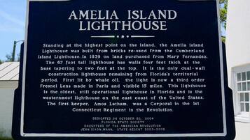 Un cartel histórico del faro de Amelia Island, que detalla su construcción, historia y significado.