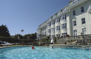 Una piscina al aire libre de temporada