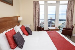 Dobbelt- eller tomannsrom, balkong, sjøutsikt (Not Dog Friendly) | Safe på rommet, individuelt dekorert, individuelt innredet og skrivebord