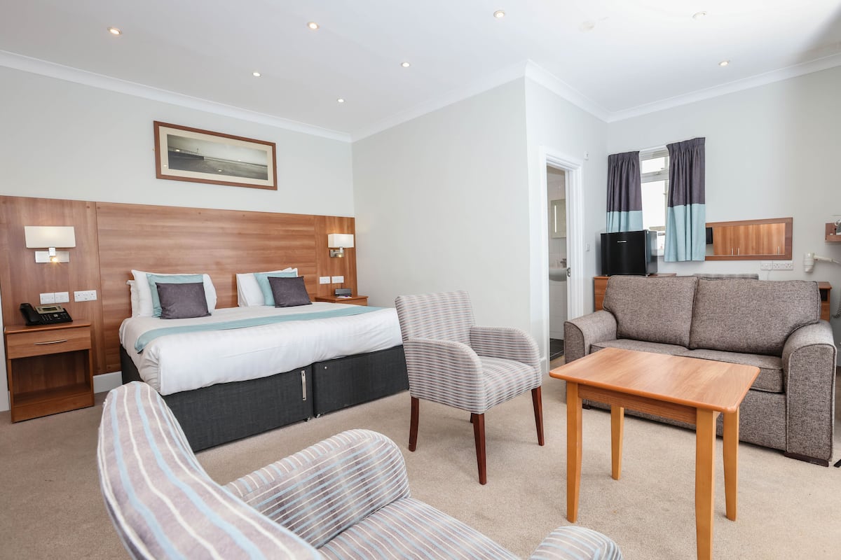 Kamer, 1 twee- of 2 eenpersoonsbedden, balkon, uitzicht op zee (Large, Not Dog Friendly) | Een kluis op de kamer, individueel gedecoreerd, individueel gemeubileerd
