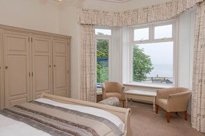 King Room, Balcony, Sea View (Not Dog Friendly) | Caja de seguridad en la habitación y decoración personalizada