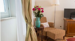 Deluxe-huone | Ylelliset vuodevaatteet, tallelokero huoneessa, työpöytä, pimennysverhot