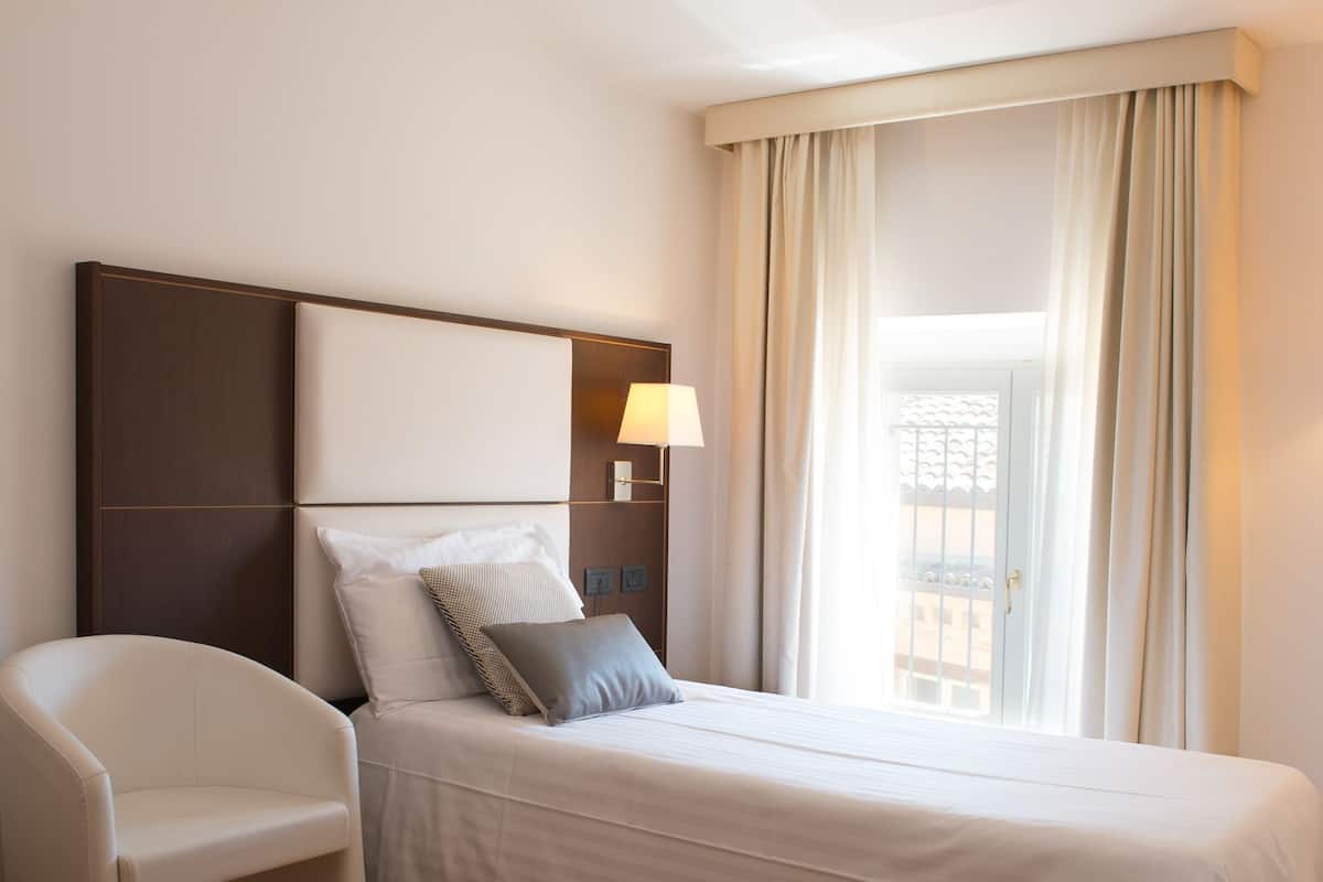 Premium bedding, in-room safe, desk, blackout drapes