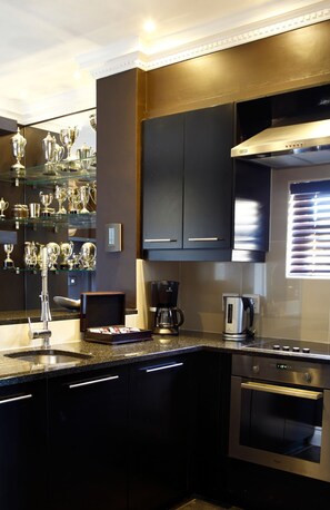 Fridge, coffee/tea maker