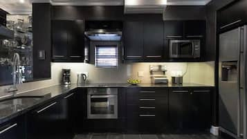 Fridge, coffee/tea maker