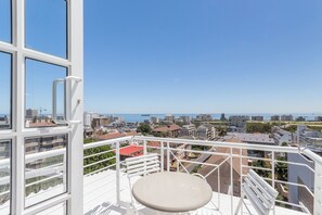 1 bedroom, minibar, in-room safe, rollaway beds - Romney Park Luxury Apartments (Cape Town)