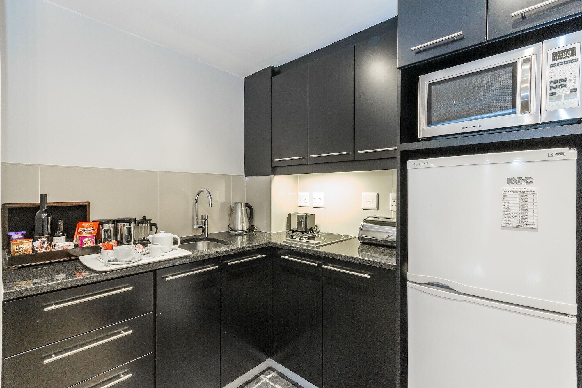 fridge, coffee/tea maker