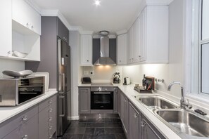 Private kitchen | Fridge, coffee/tea maker - Romney Park Luxury Apartments (Cape Town)