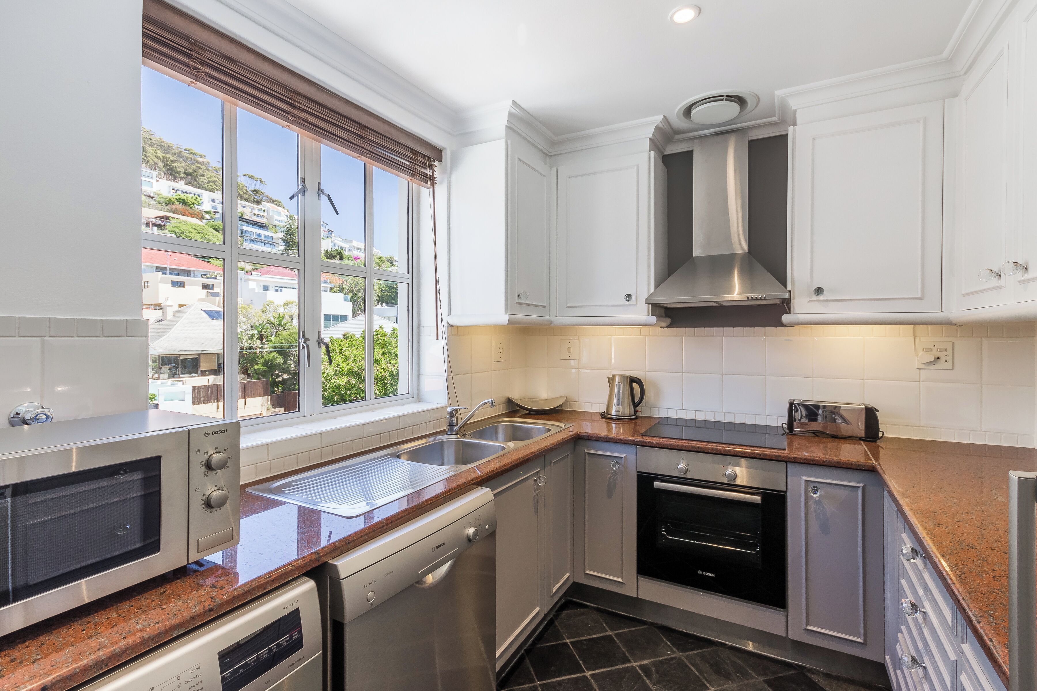 fridge, coffee/tea maker