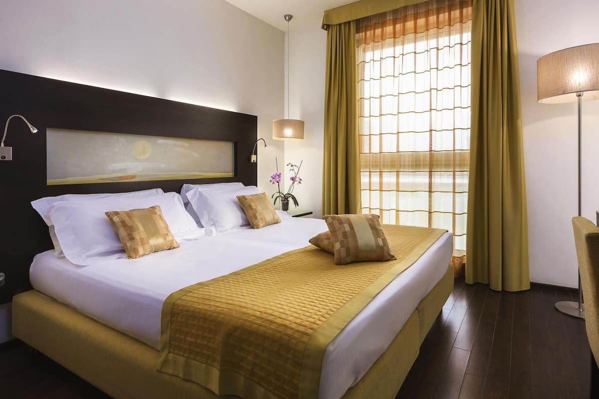 Standard Room, 1 Double Bed | Hypo-allergenic bedding, minibar, in-room safe, desk