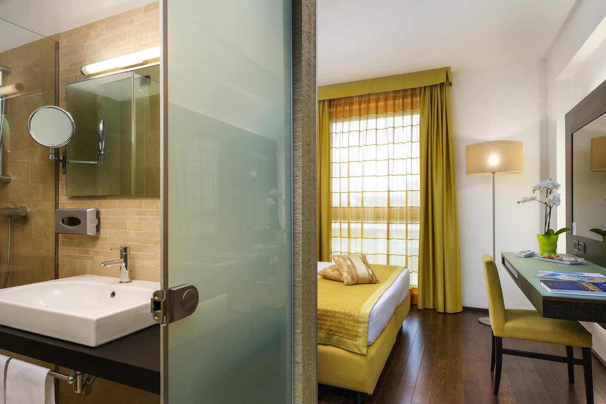 Standard Room, 1 Double Bed | Hypo-allergenic bedding, minibar, in-room safe, desk