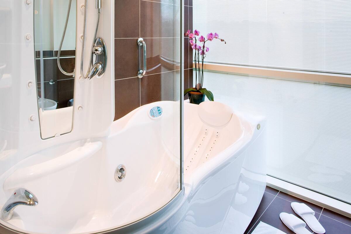 hypo-allergenic bedding, minibar, in-room safe, desk