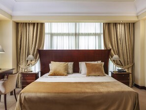 Hypo-allergenic bedding, minibar, in-room safe, desk