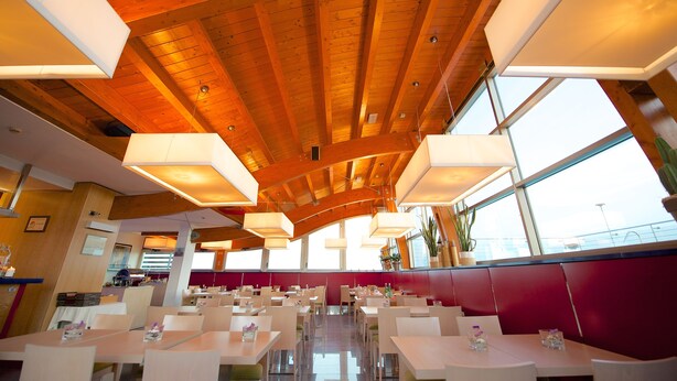 A spacious restaurant with high wooden ceilings and large windows. - Mercure Siracusa Prometeo (Syracuse)