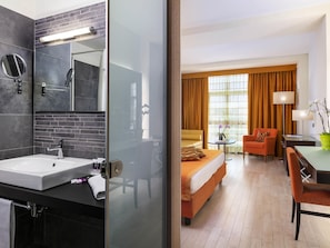 Executive Room, 1 Double Bed | Hypo-allergenic bedding, minibar, in-room safe, desk