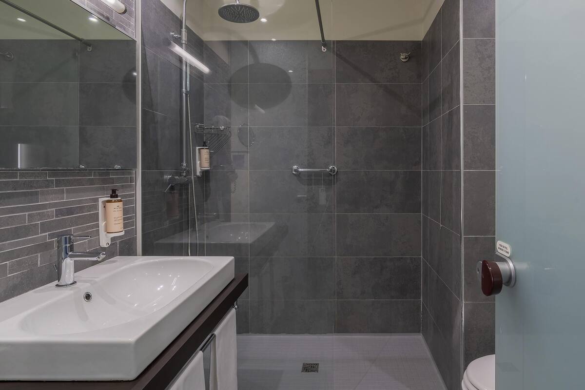 hypo-allergenic bedding, minibar, in-room safe, desk