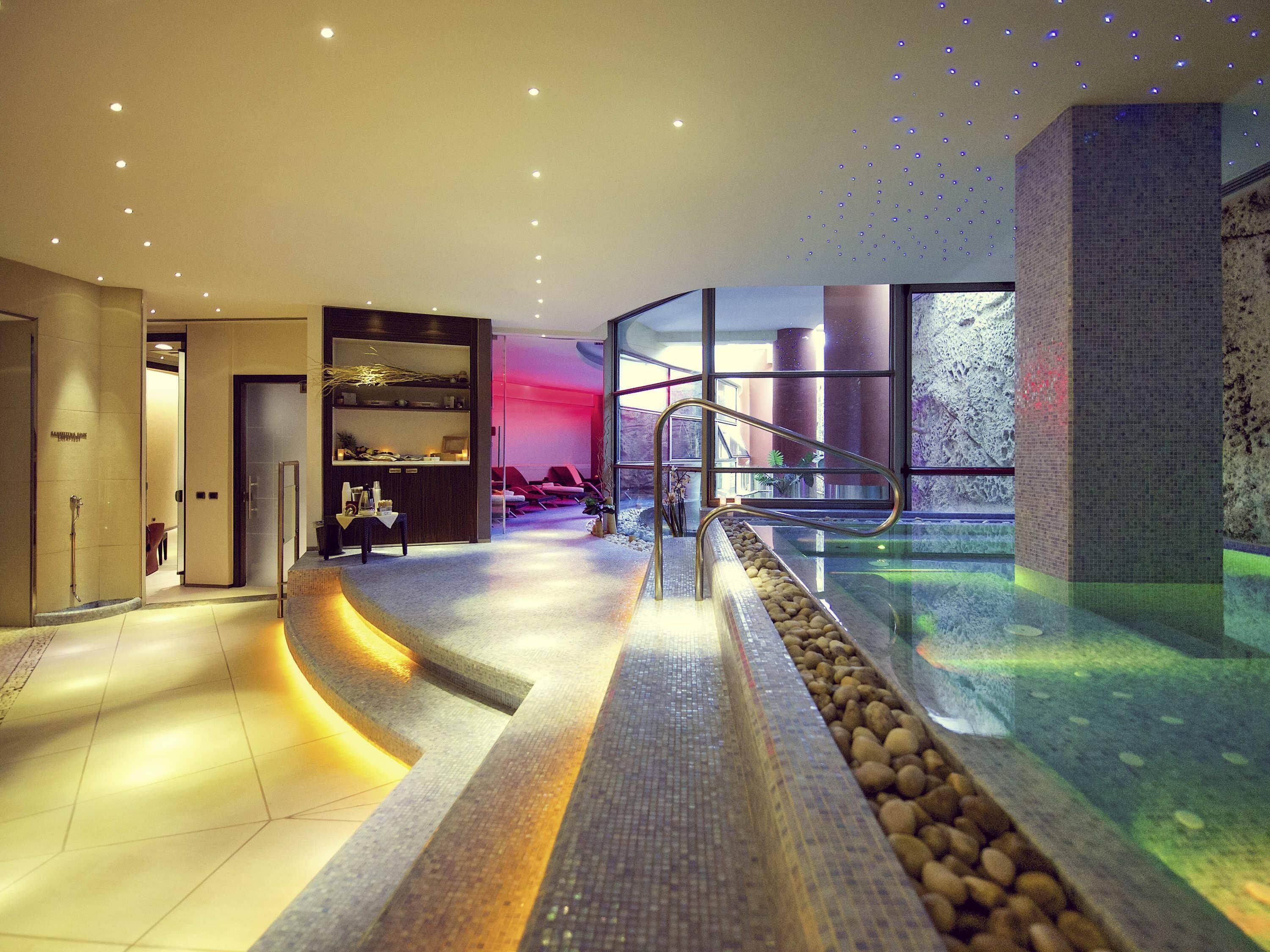 Couples treatment rooms, sauna, hot tub, steam room, body treatments