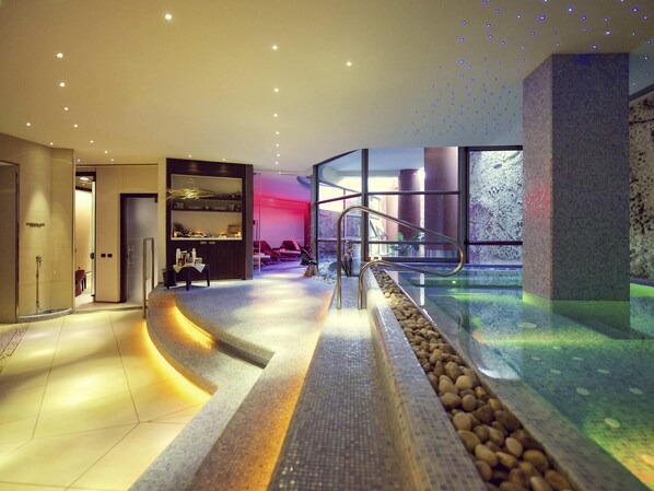 Couples treatment rooms, sauna, hot tub, steam room, body treatments