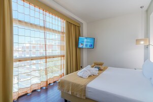 Habitación Deluxe, 1 cama doble | Ropa de cama hipoalergénica, minibar, caja fuerte y escritorio