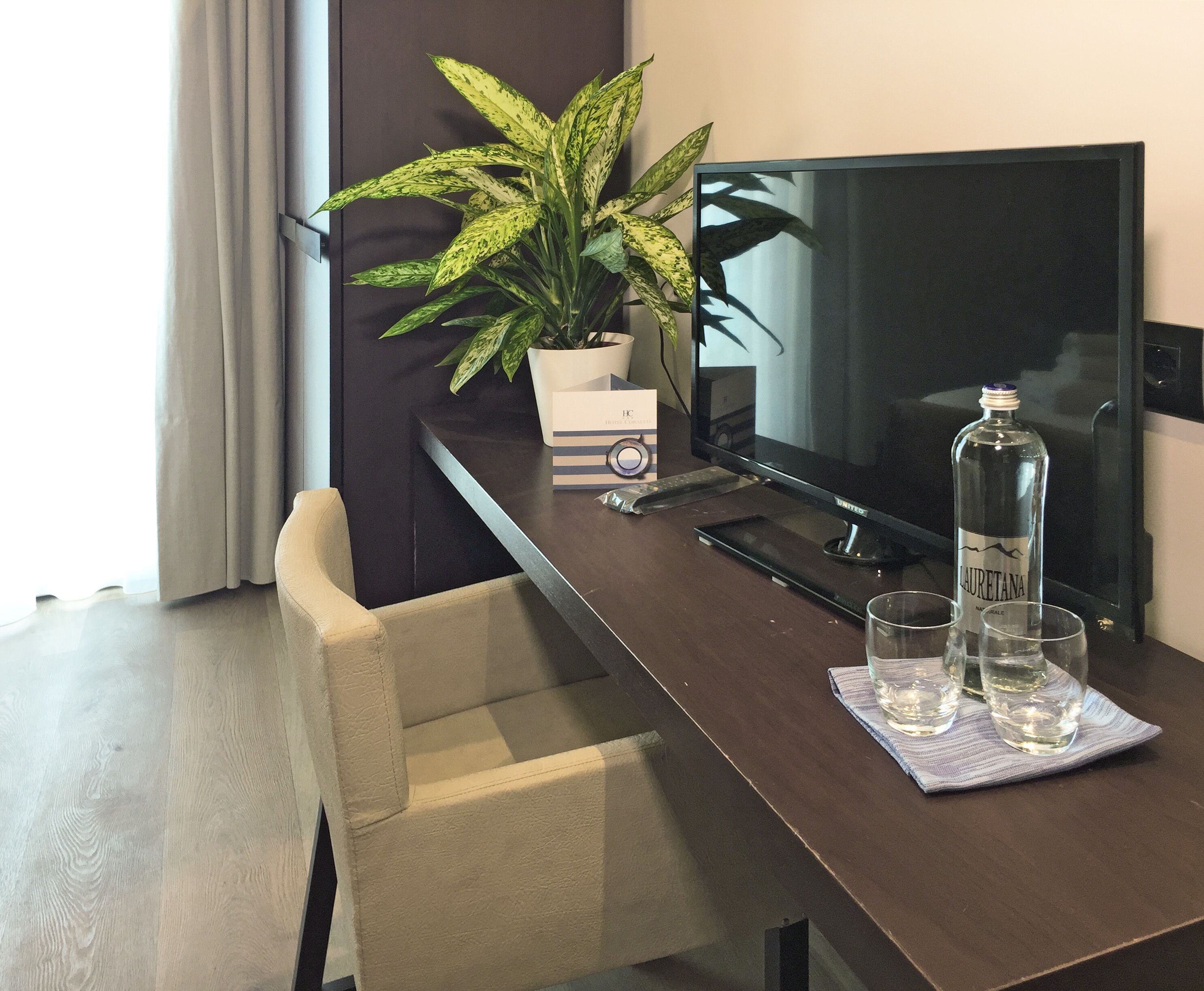 executive double room | down duvets, minibar, in-room safe, desk