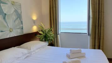 Chăn bông, minibar, két bảo mật tại phòng, bàn