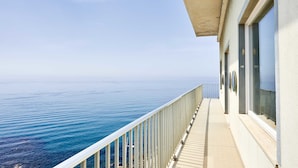 A balcony with a view of the ocean. - Hotel Corallo (Imperia)