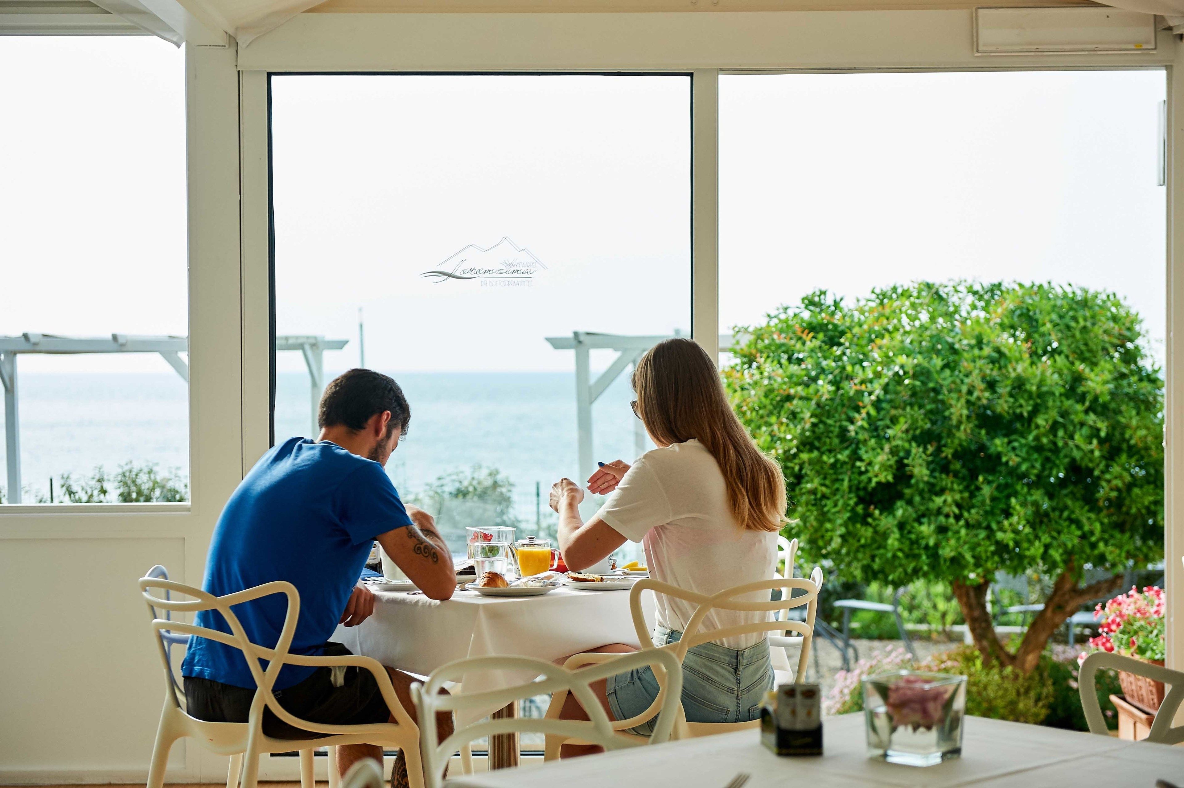 朝食 (コンチネンタル ブレックファスト)、毎日提供 (無料)